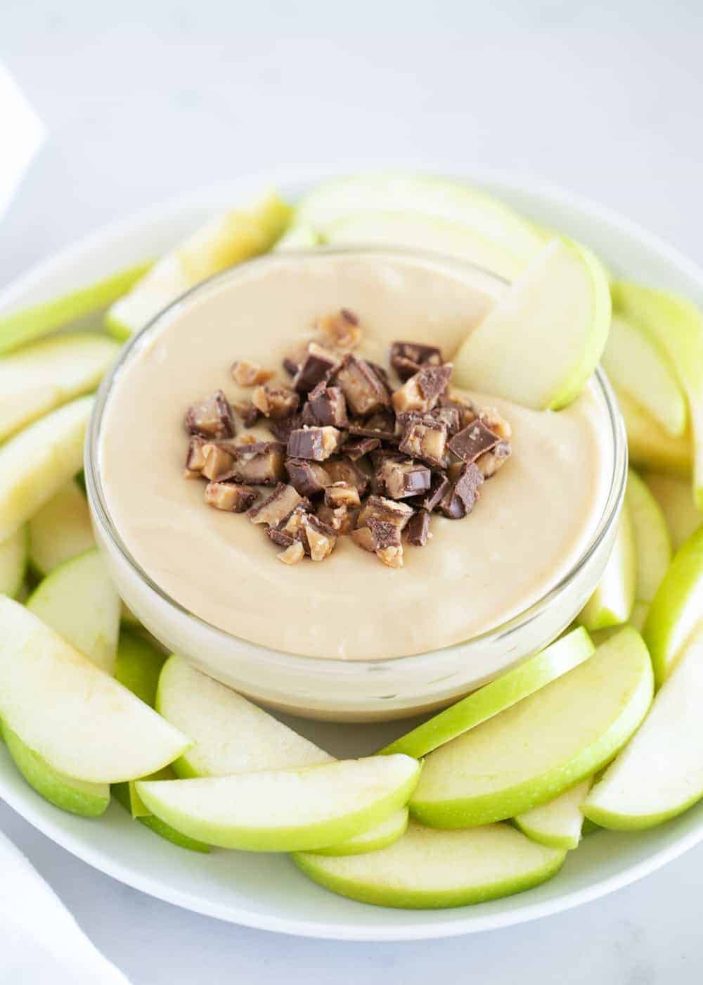 Sliced green apples and toffee caramel dip.