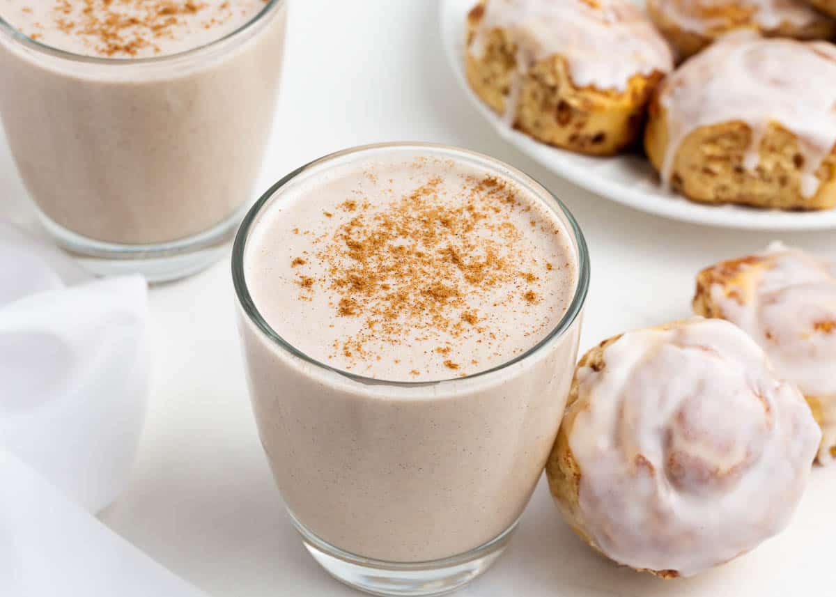 Cinnamon roll breakfast smoothie on counter.