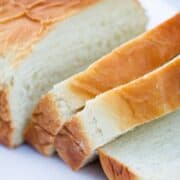 Een close up van een stuk brood