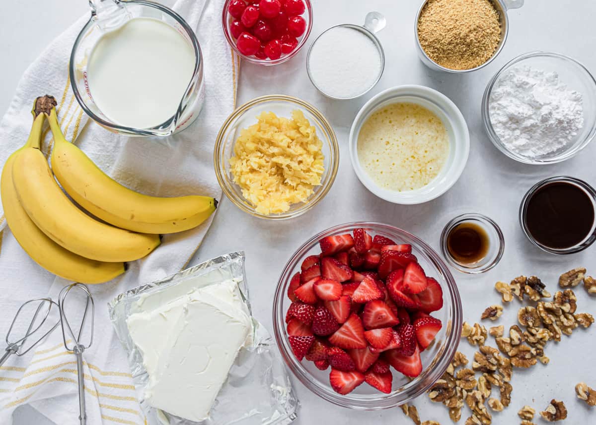 Banana split dessert ingredients.