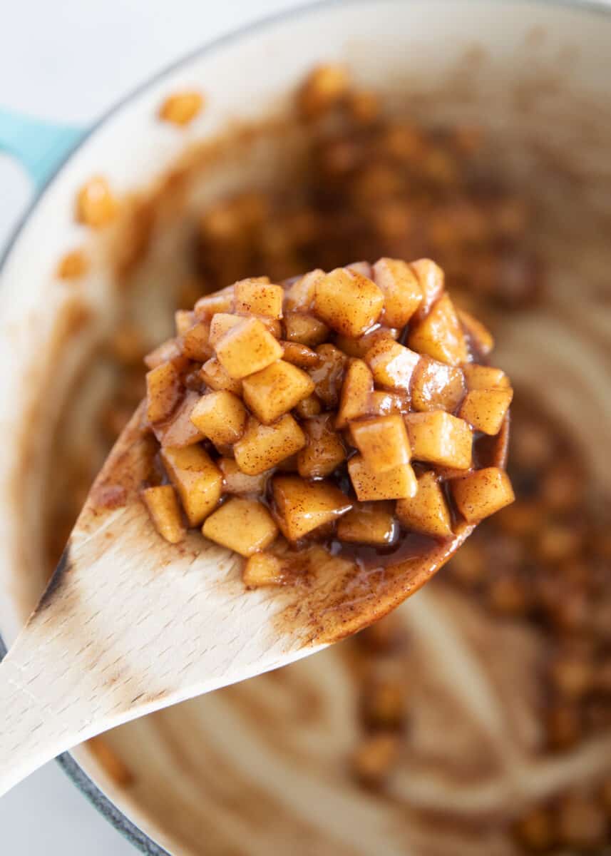 relleno de manzana en cuchara de madera