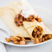 crepes cheios de maçãs