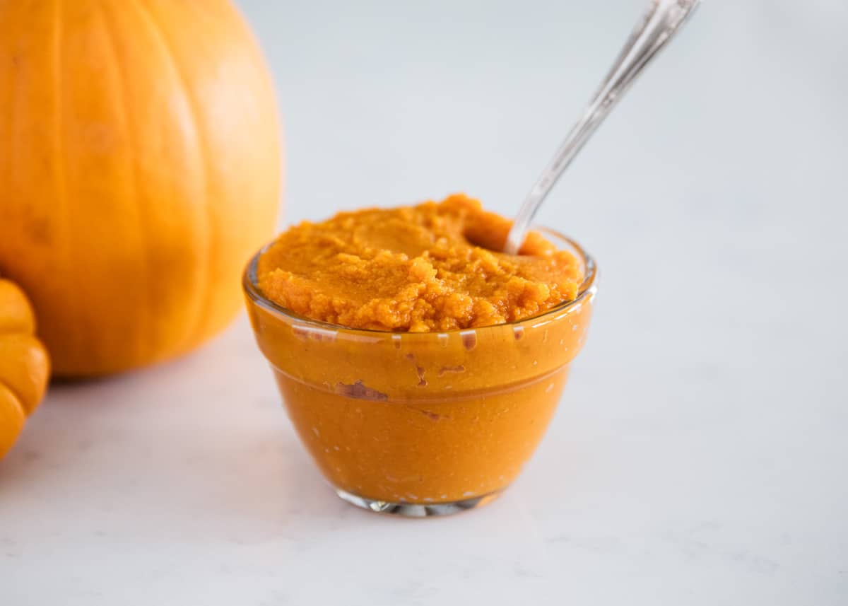 Bowl of pumpkin puree.