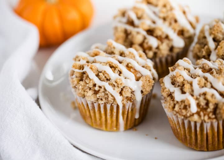 These moist pumpkin crumb muffins are made with cinnamon, applesauce and pumpkin spice. Bonus points for a mouthwatering (and slightly addictive) crumb topping. They are the perfect grab-n-go snack! pumpkin crumb muffins with glaze