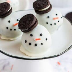 snowman oreo balls with oreo hat