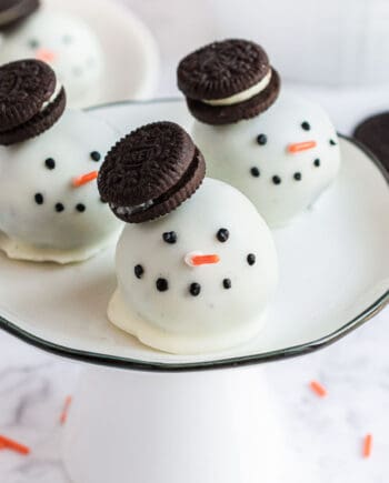 snowman oreo balls with oreo hat