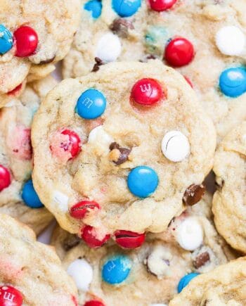 close up of m&m cookies