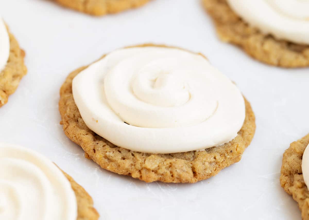 Rich and fluffy marshmallow frosting made with just 4 simple ingredients! Tastes delicious frosted on top of cookies, cupcakes, cakes and more. Marshmallow frosting on oatmeal cookie.