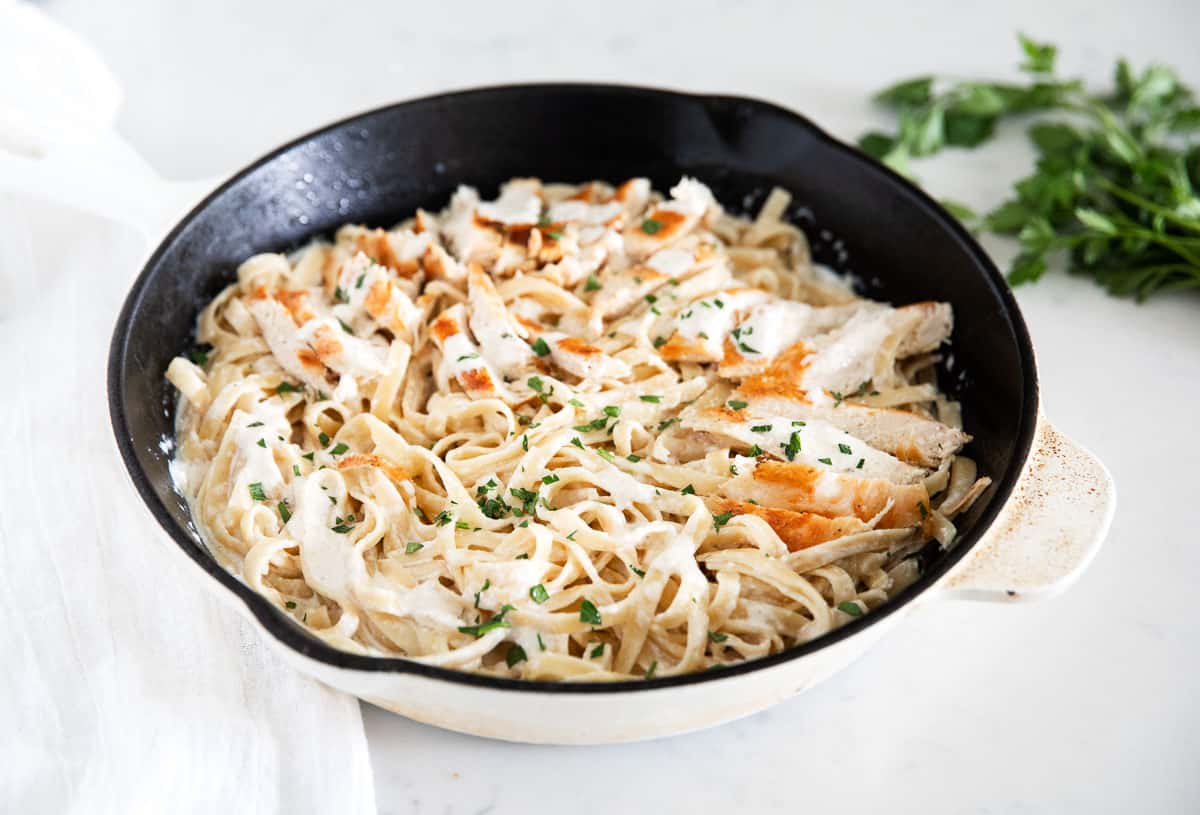 EASY Chicken Fettuccine Alfredo - I Heart Naptime
