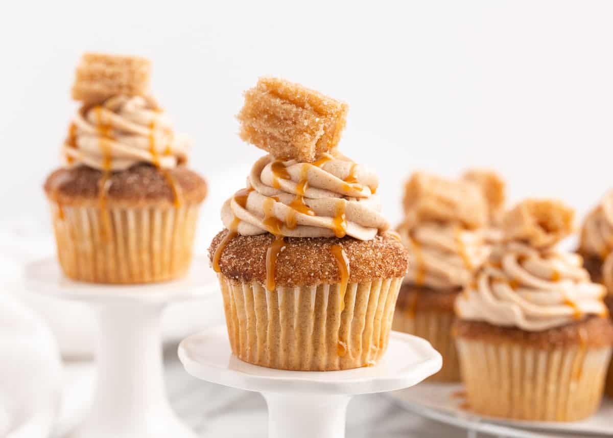 Churro cupcakes on mini platters.