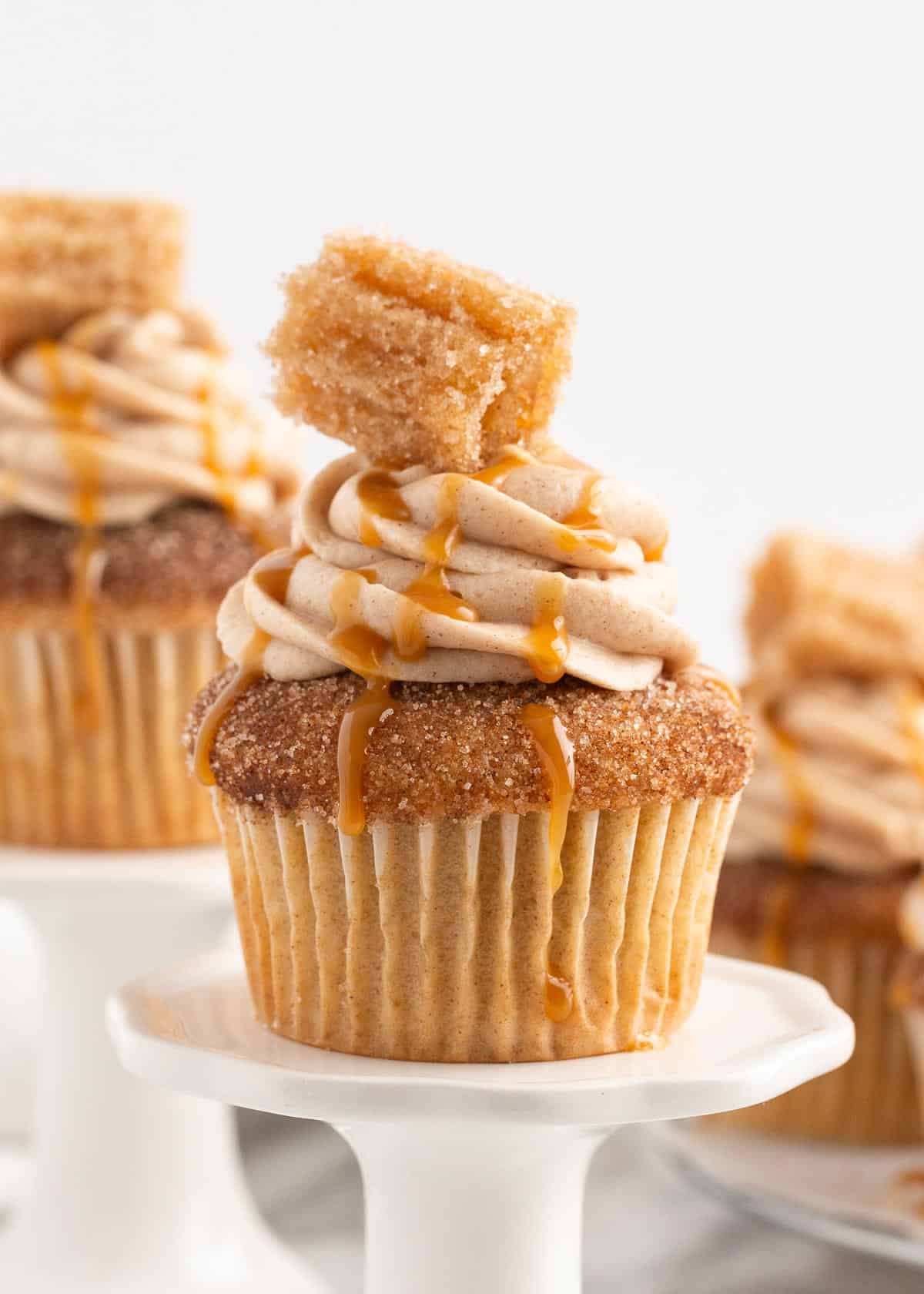 Churro cupcakes on mini platters.