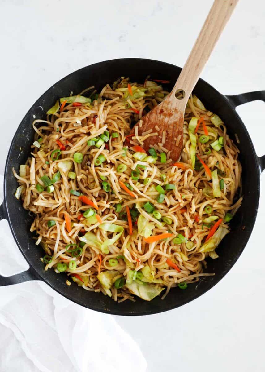 chow mein noodles in black skillet