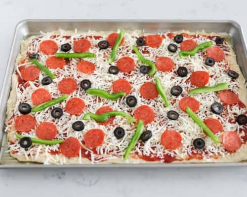 https://www.iheartnaptime.net/wp-content/uploads/2021/08/I-Heart-Naptime-sheet-pan-pizza-3-500x400.jpg