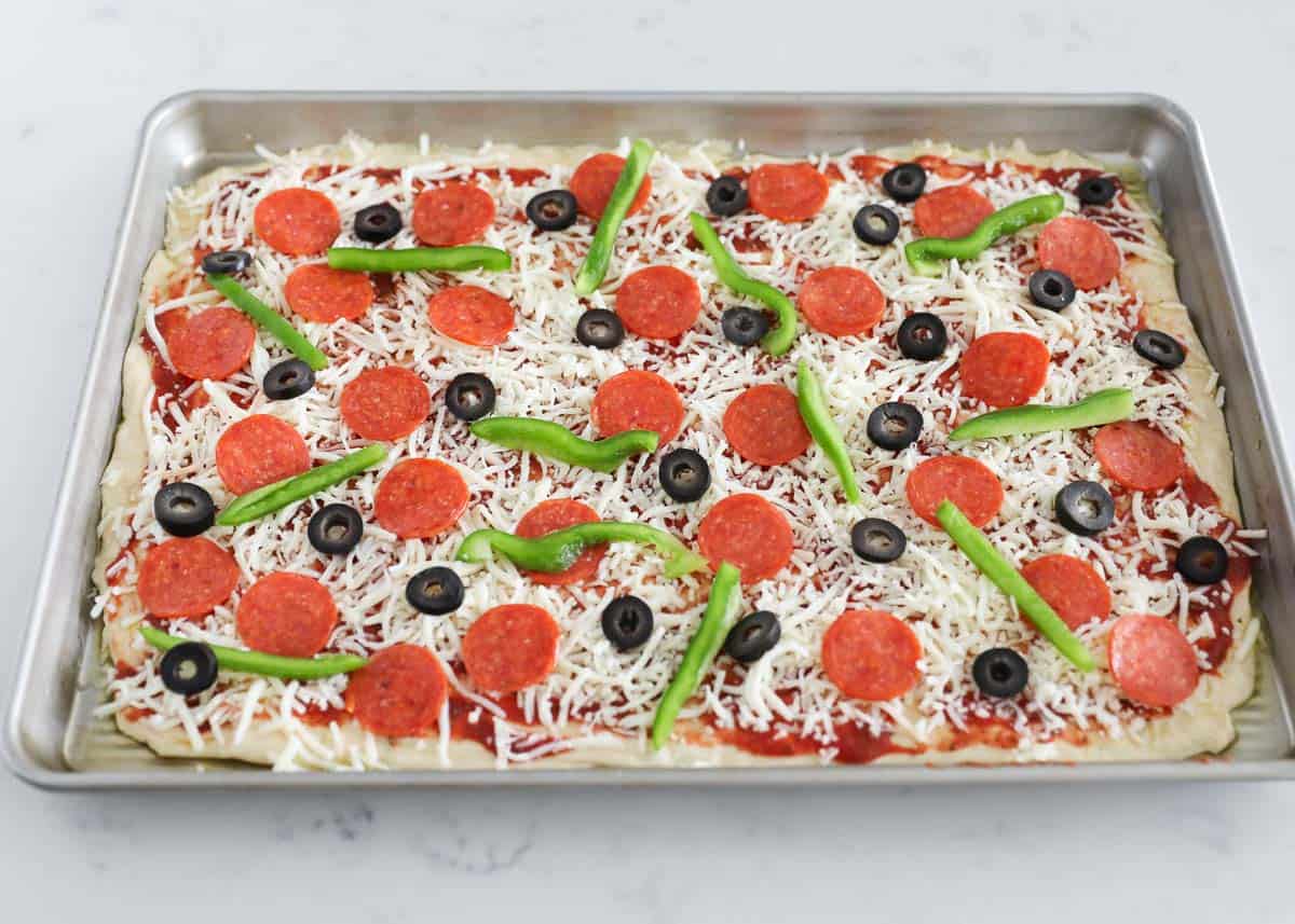 https://www.iheartnaptime.net/wp-content/uploads/2021/08/I-Heart-Naptime-sheet-pan-pizza-3.jpg