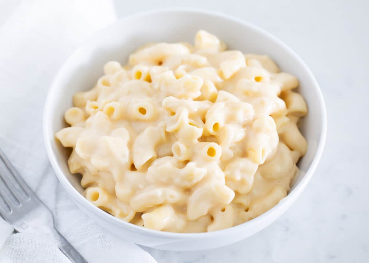 White bowl with macaroni and cheese.