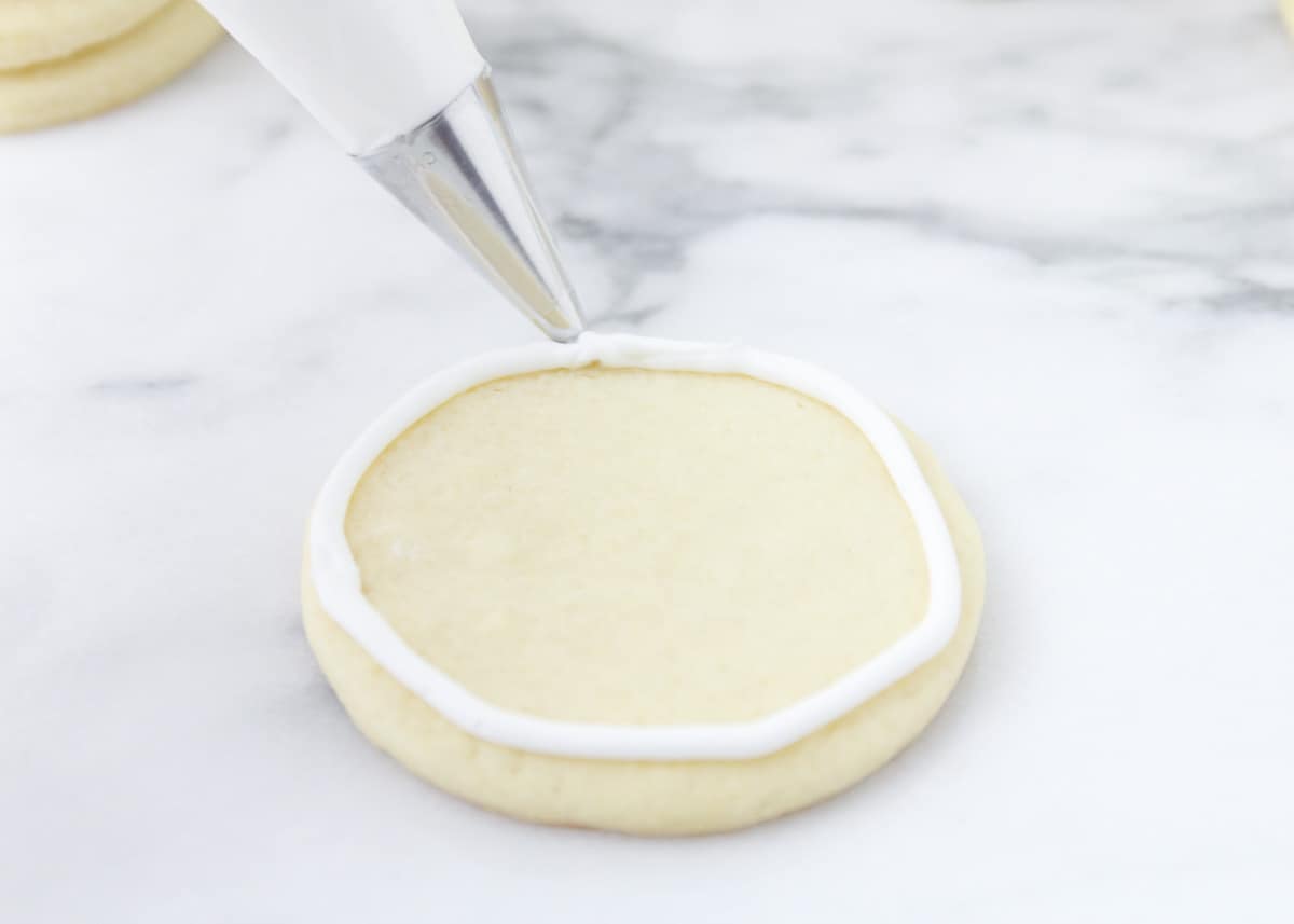 lining a cookie with royal icing