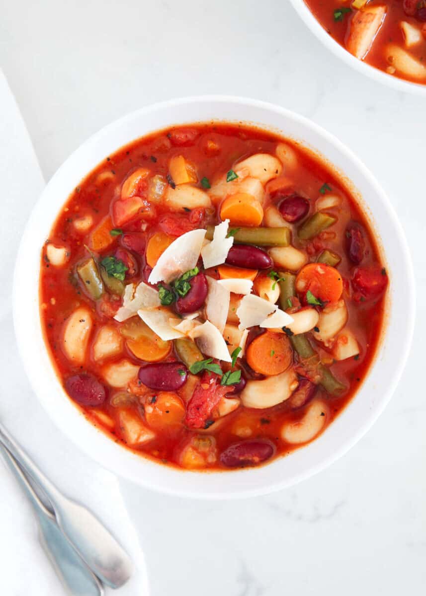 minestrone soup in bowl