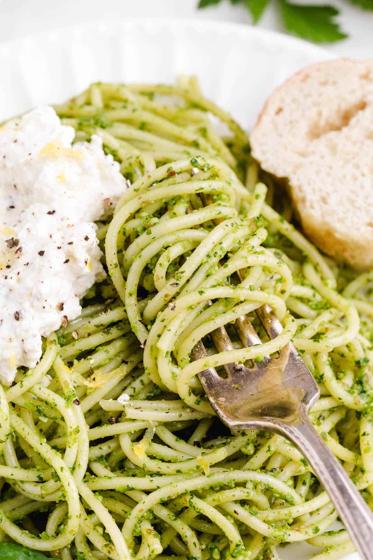 fork with spaghetti pesto