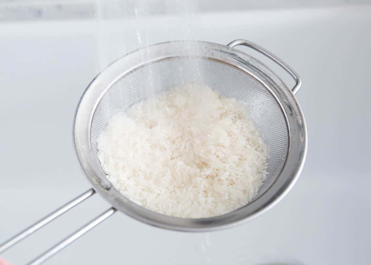 rinsing rice in mesh strainer