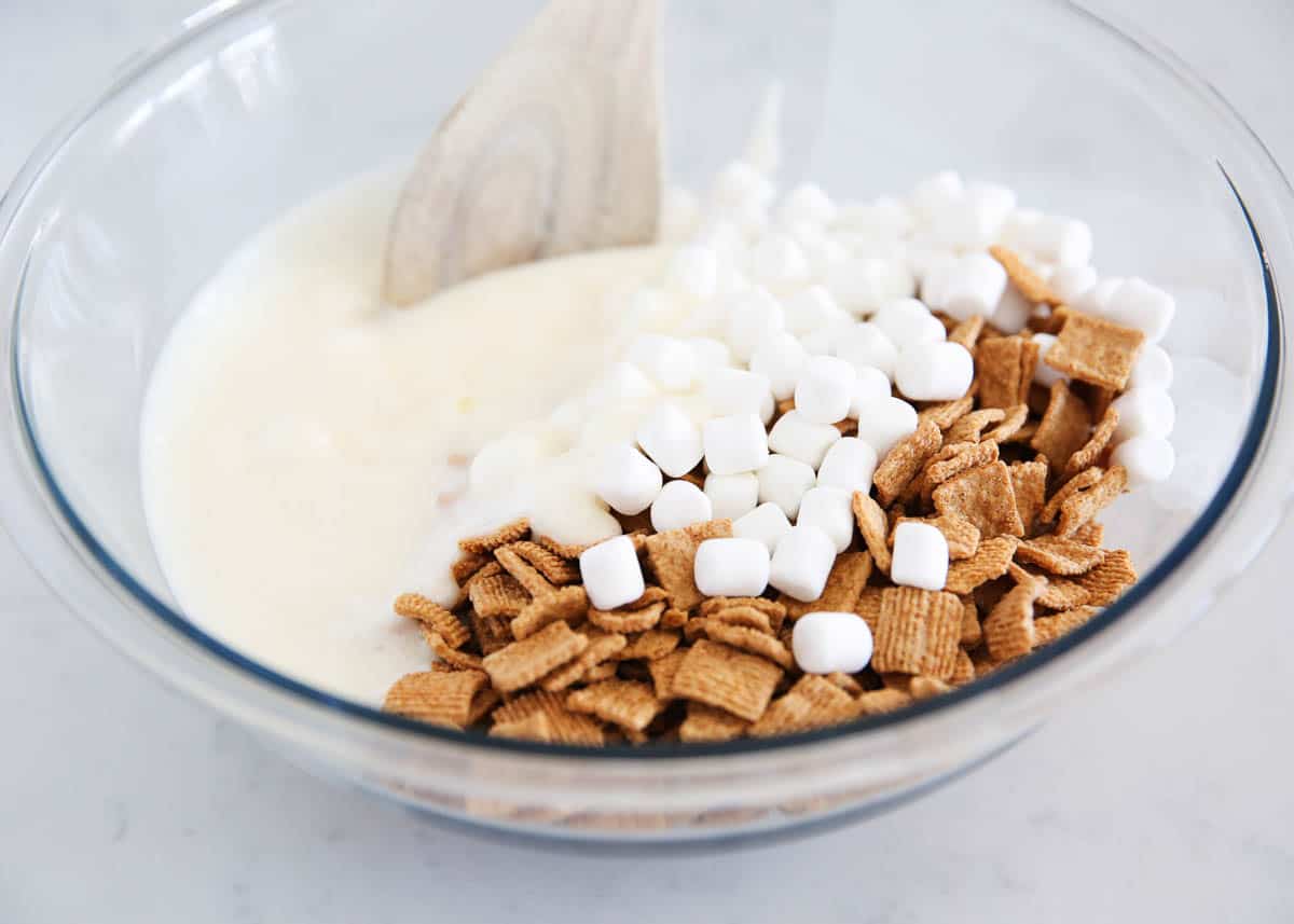 These no-bake Golden Graham bars are ready in 15 minutes and taste exactly like the classic s'mores without the need for a campfire! Marshmallows and golden grahams in bowl.