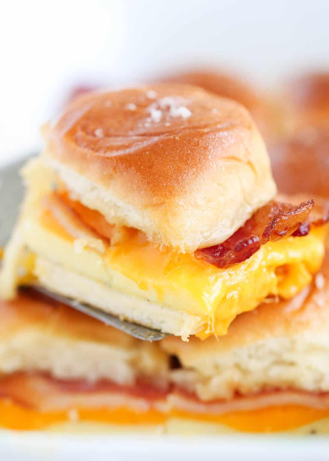 Easy Hawaiian Roll Breakfast Sliders I Heart Naptime easy-hawaiian-roll-breakfast-sliders-i-heart-naptime