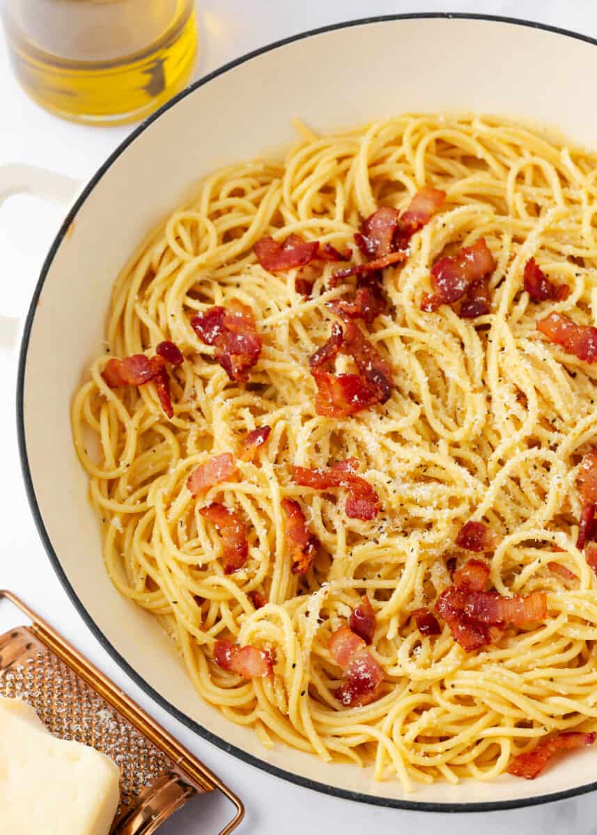 Pasta carbonara in a white pot.