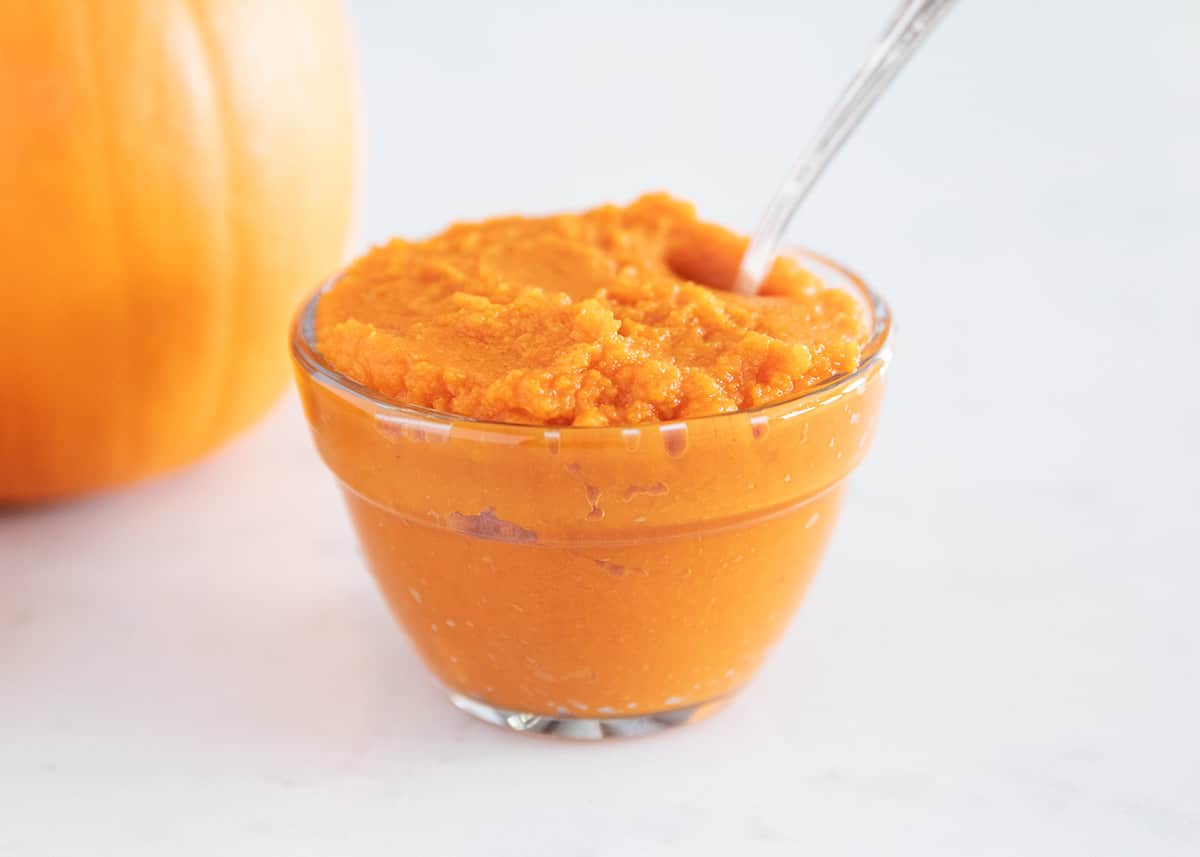 Pumpkin pie puree in bowl.