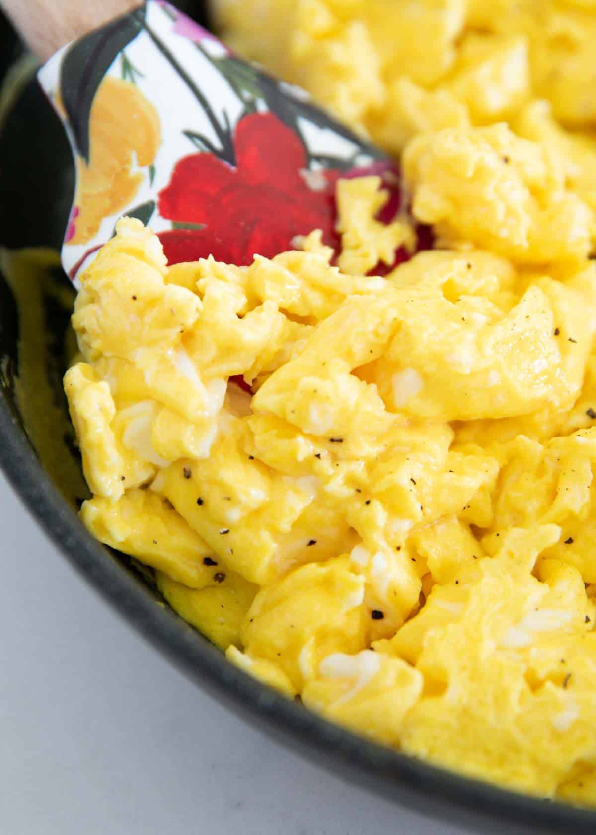 How to Make the Perfect Scrambled Eggs - I Heart Naptime