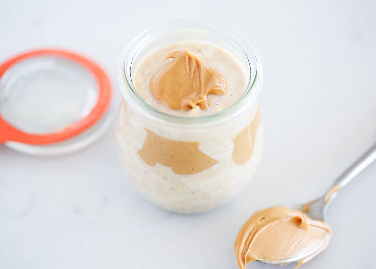 Creamy peanut butter overnight oats topped with chocolate chips and sliced bananas. The perfect healthy on-the-go breakfast that will keep you powered up throughout the day! Peanut butter overnight oats in a jar.