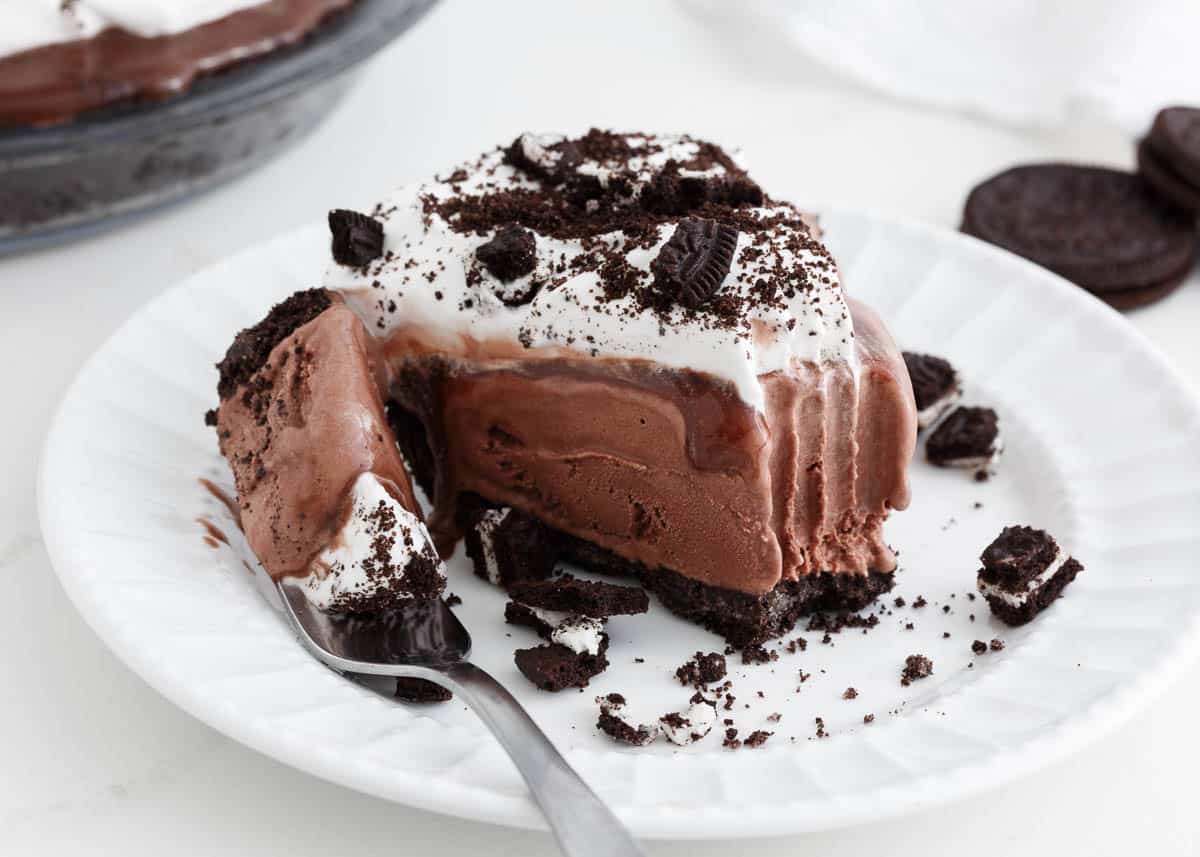 Slice of mud pie on a plate.