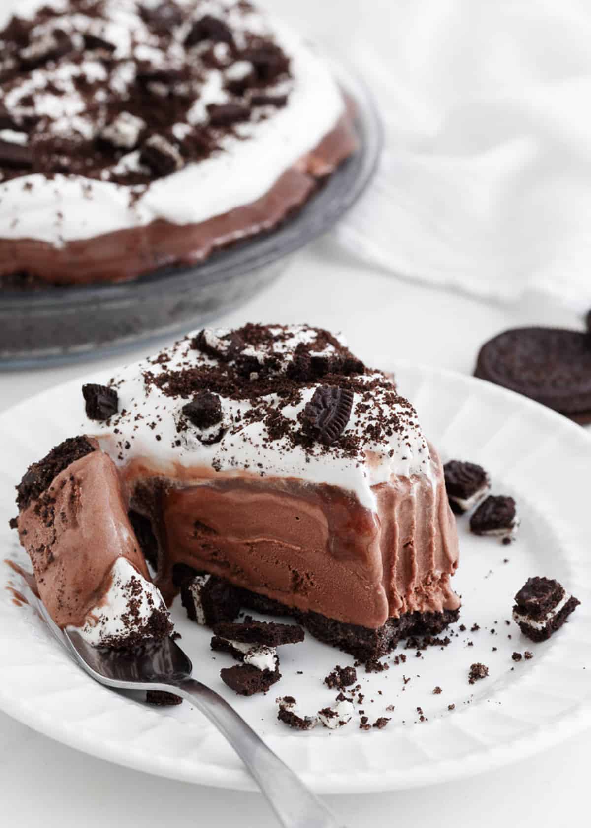 Slice of mud pie recipe on a plate.