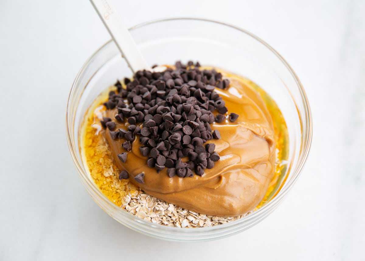 Showing how to make granola bars in a bowl.