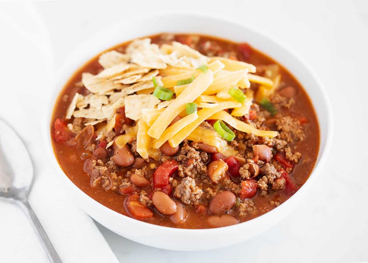Easy 3-Ingredient Chili - The most simple chili recipe that's made in 30 minutes or less! Thick, hearty and perfect for fall. Bowl of easy chili recipe.