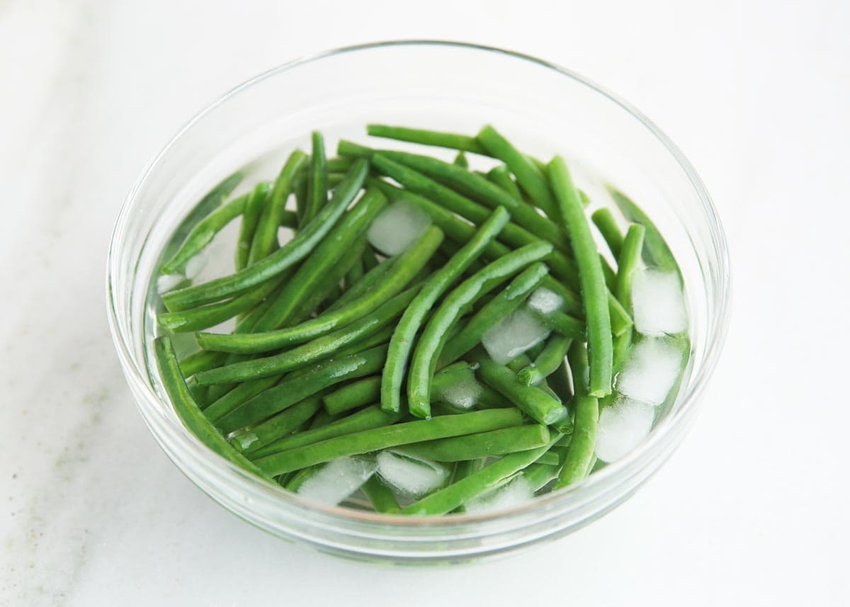 Green beans in ice water.
