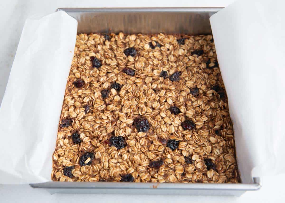 These oatmeal breakfast bars are soft, chewy and a healthy start to the day! They are quick and easy to meal prep in advance for breakfast and snacks. Healthy oatmeal breakfast bars in a baking pan.