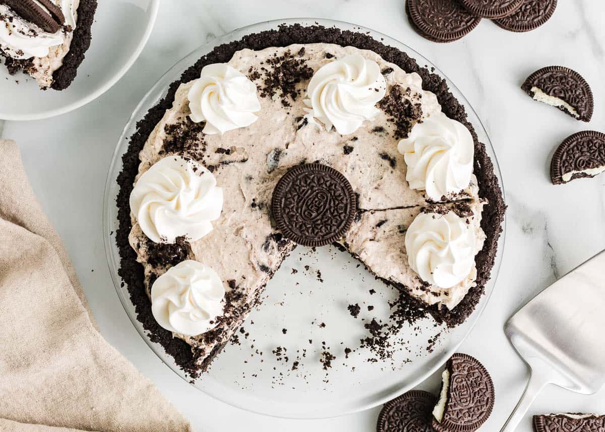 Made with a chocolaty Oreo cookie crust and a creamy Oreo cheesecake filling using simple ingredients, this easy no-bake Oreo pie sets up in the fridge in just a few hours! Oreo pie in a glass dish.