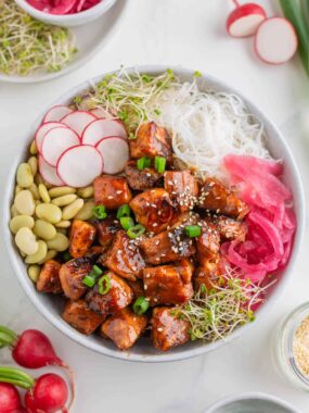 Salmon bowl with vegetables.