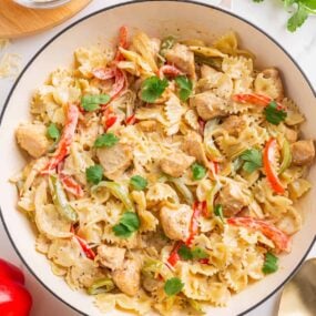 Chicken fajita pasta in a skillet.