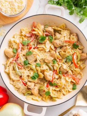 Chicken fajita pasta in a skillet.