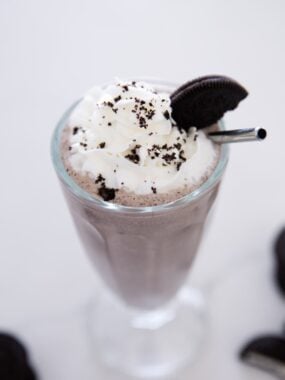 Oreo milkshake in a glass cup.