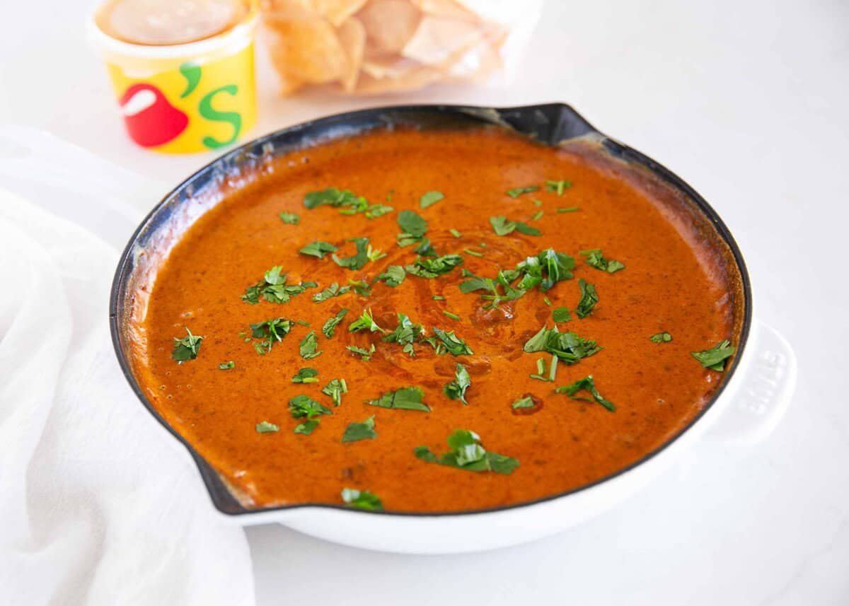 Skip the restaurant run. This Chili’s skillet queso copycat is made in under 10 minutes with Velveeta, chili, milk, and a simple blend of spices for a creamy, crowd-pleasing dip. Warm skillet of Chili’s queso topped with fresh cilantro, ready to serve as a copycat Chili’s skillet queso recipe.