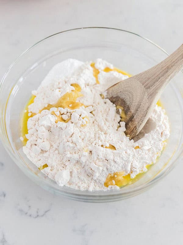 Mixing flour, baking powder and olive oil in a bowl.